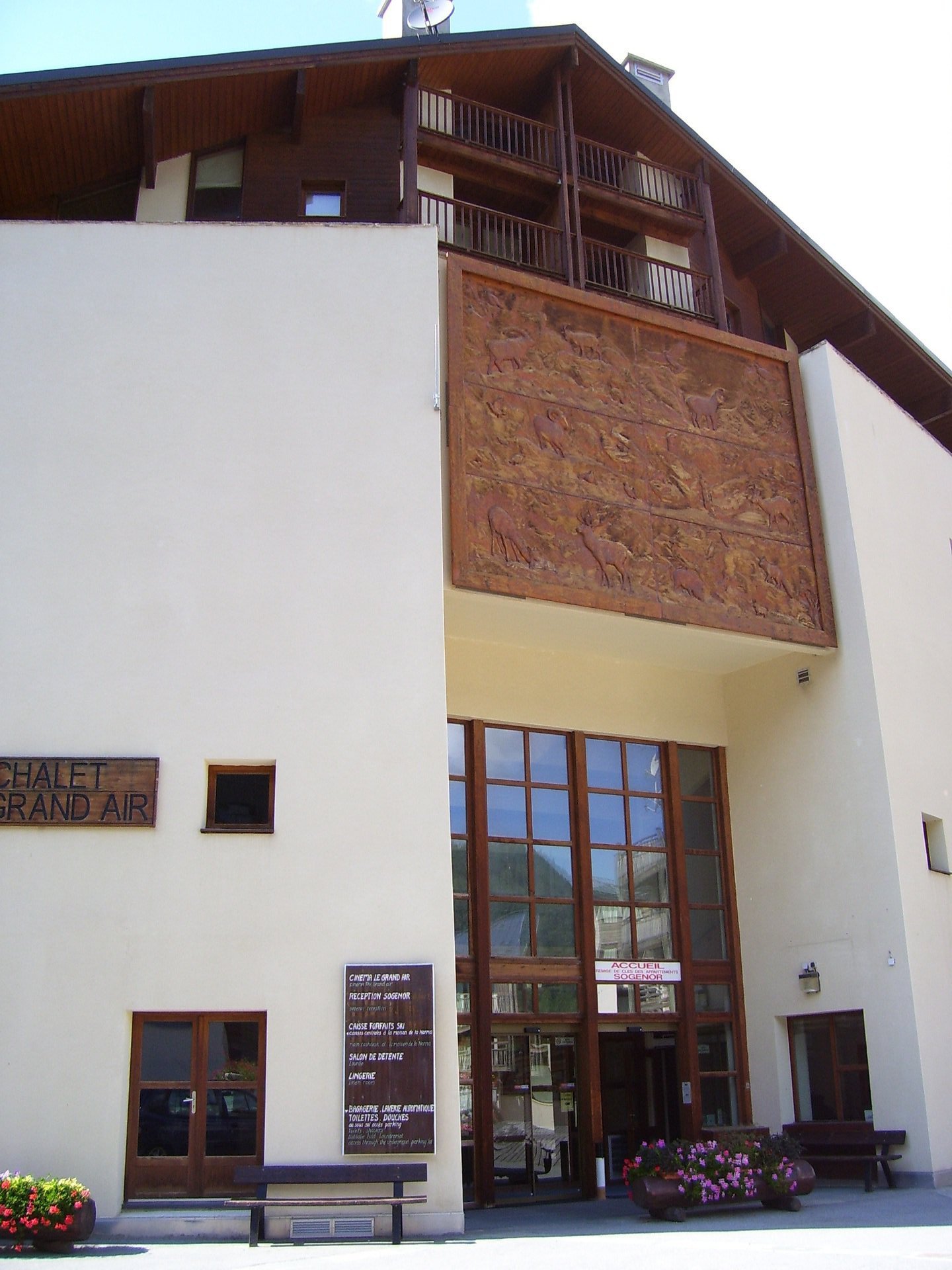 https://d1wek41qnoimq7.cloudfront.net/product/119388/W/O/le-chalet-le-grand-air-e5e7b732.jpg