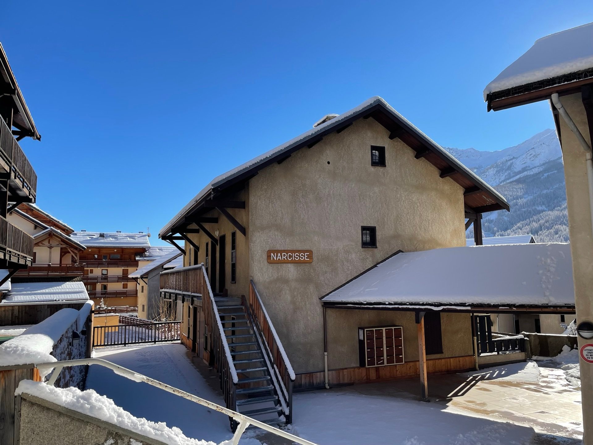 https://d1wek41qnoimq7.cloudfront.net/product/190439/W/O/appartements-vie-de-clare-narcisse-e05fb104.jpg