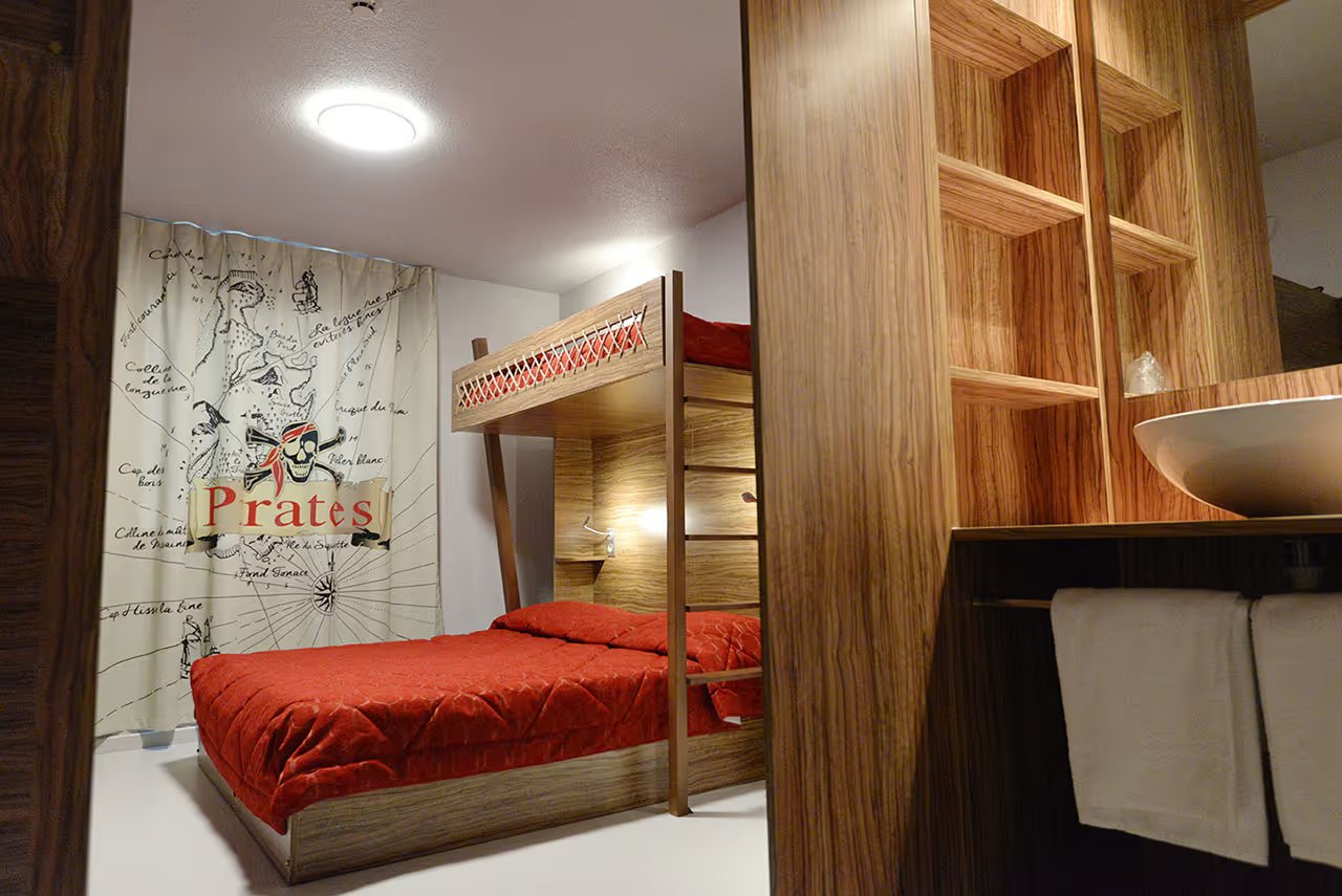Chambre Classique 1 à 5 Personnes - Hôtel du Parc - Pirates * - Chasseneuil du Poitou - Futuroscope