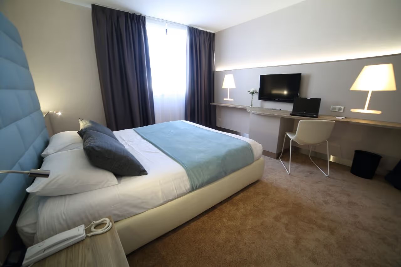 Chambre Premium 1 à 2 Personnes - Hôtel Plaza **** - Chasseneuil du Poitou - Futuroscope
