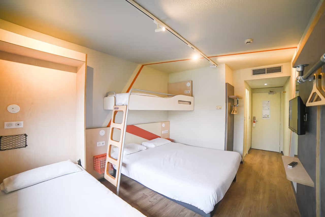 Chambre Classique 4 Personnes - Hôtel Ibis Budget - Site ** - Chasseneuil du Poitou - Futuroscope