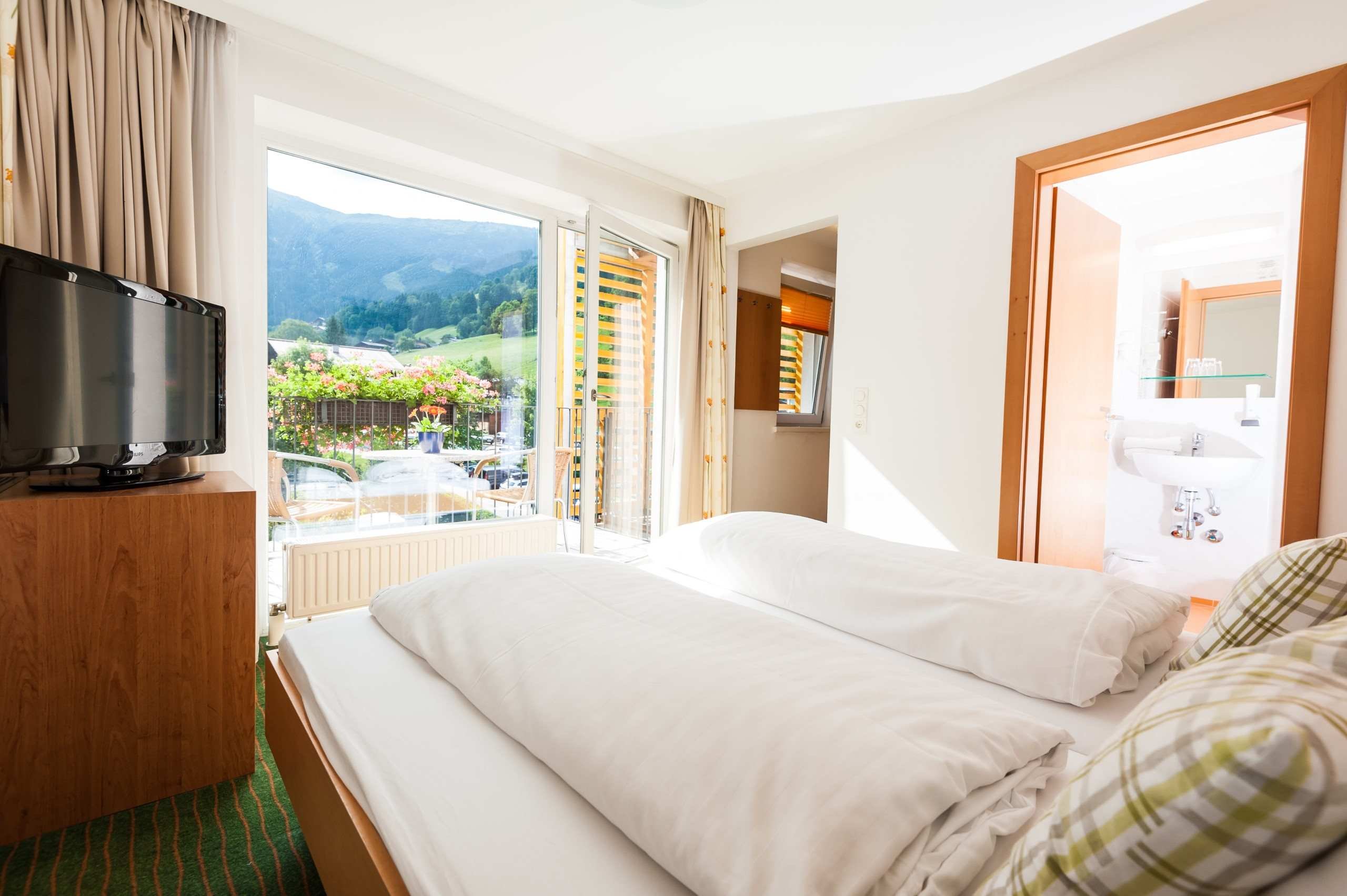 Economy Double Room balcony - all inclusive - Hotel Der Waldhof - Zell am See